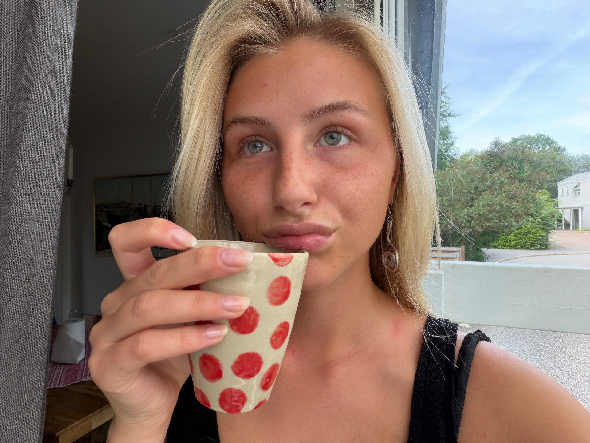 Blomman med kaffekopp i handen